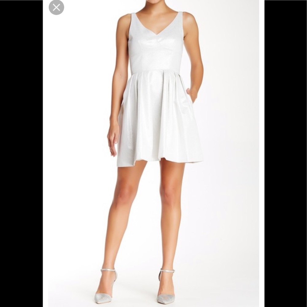 🏠 Moving Sale 📦 EUC Metallic Dress